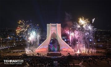 نورافشانی جشن پیروزی انقلاب اسلامی در میدان آزادی 22