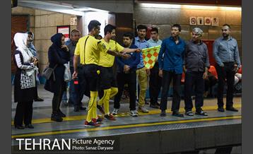 پرفورمنس داوران فوتبال در ایستگاه هفت تیر 1