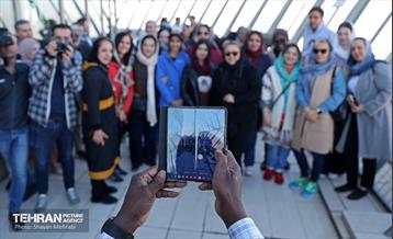 نمایشگاه «رخ دوست»تور تهرانگردی وابستگان نظامی سفارتخانه‌های خارجی مقیم تهران 50