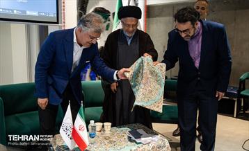 مراسم رونمایی از کتاب بداهه‌گویی در اجرای تلویزیونی