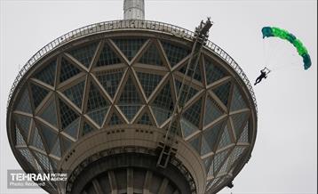 پرش چتربازان به مناسبت روز جمهوری اسلامی 23