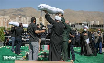 مراسم تشییع و خاکسپاری دوشهید گمنام دفاع مقدس در دریاچه چیتگر 62