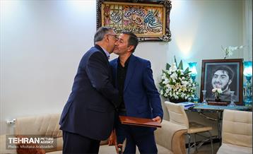 قرار خدمت؛ دیدار شهردار تهران با خانواده شهید آرمان علی وردی 15