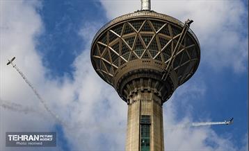 مانور ویژه هواپیماهای فوق سبک بر فراز برج میلاد 4