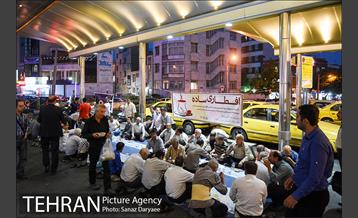 مراسم افطاری ساده در پایانه های تاکسیرانی شهر تهران 10