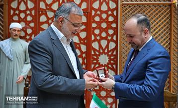 اهدای یادبود عمار موسی شهردار بغداد به علیرضا زاکانی شهردار تهران