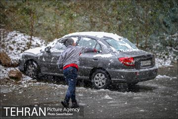 بارش نخستین برف پاییزی در تهران 24