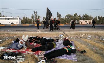 پیاده‌روی زائرین اربعین حسینی در مسیر نجف به کربلا 38