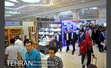بازدید محمد علی افشانی ار نمایشگاه کتاب 10