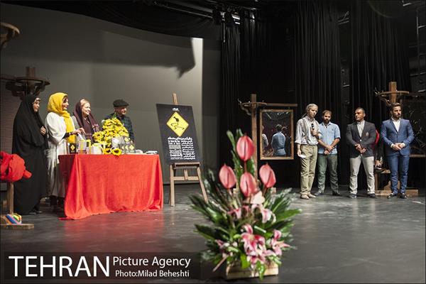 رونمایی از کتاب نمایشنامه زنانی که به بزها خیره شده اند 20