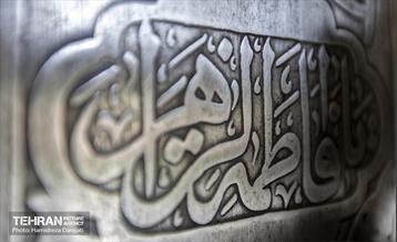 بعد از آماده سازی و برش، تیغه ‎ها و درفش‏ ها برای خطاط ها فرستاده می‏شوند تا آنچه که مدنظر سفارش ‎ دهنده  بوده، بر آنها حک شود