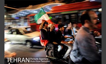 شادی مردم تهران پس از صعود تیم ملی فوتبال به جام جهانی 1
