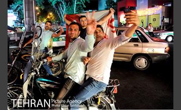 شادی مردم تهران پس از صعود تیم ملی فوتبال به جام جهانی 22