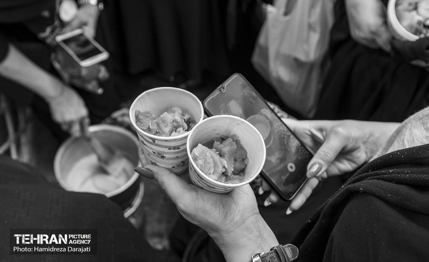 حلوا پزان در روز تاسوعای حسینی، در چهار راه گلوبندک، یکی از آداب تهرانی‌ها در ماه محرم است.