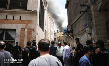 آتش‌سوزی انبار چسب در بازار تهران 50