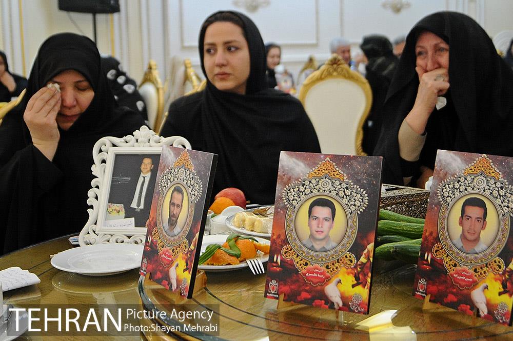 نشست صمیمانه شهردار تهران با خانواده های شهدای آتش نشان و آسیب دیدگان حادثه ساختمان پلاسکو 16