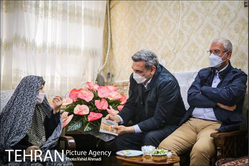 دیدار شهردار تهران با مادر شهیدان خالقی پور 18