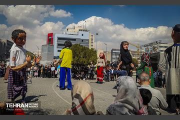 جشن بهار اولی‌ها با عروسک‌های غول پیکر 15