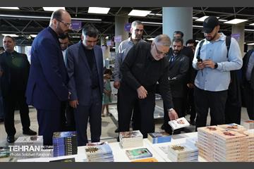 بازدید شهردار تهران از رویداد "اردی‌بهشت کتاب" 27