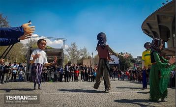 جشن بهار اولی‌ها با عروسک‌های غول پیکر 2