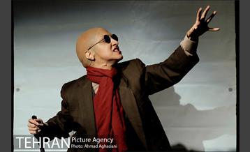 نمایش "همه چیز می گذرد، تو نمی گذری" 10