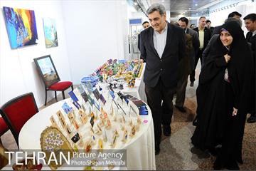 بازدید شهردار تهران از نمایشگاه دستاوردهاى هنرى زنان هنرمند داراى معلولیت 1