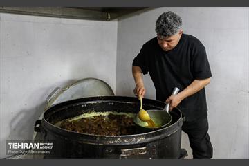 طبخ غذای نذری عتبه علوی برای آسیب دیدگان جنگ رمضان