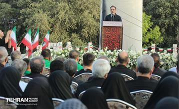 اهتزاز پرچم عزای حسینی بر فراز برج پرچم ایران 26