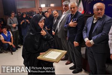 تجلیل از خانواده شهدای آتش‌نشان حادثه پلاسکو با حضور شهردار تهران 48