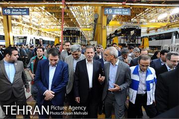 بازدید معاون اول رئیس جمهور به همراه شهردار تهران از کارخانه واگن‌سازی تهران 40