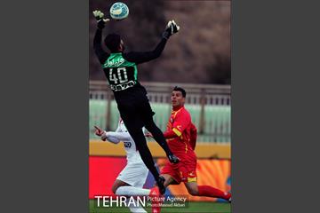 دیدار تیم های فوتبال نفت تهران و پرسپولیس