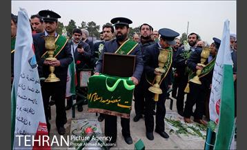 غبارروبی مزار شهدای آتش نشان باحضور خادمین حرم معصومه (س) 9