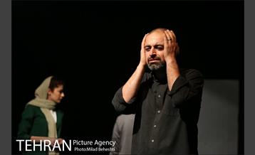 نمایش چند تکه لغزان، بر لبه سران یک وضعیت پیچان‎ 8