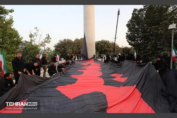 اهتزاز پرچم عزای حسینی بر فراز برج پرچم ایران 17