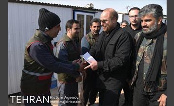 بازدید دکتر قالیباف از خدام الحسین در مسیر پیاده‌روی اربعین 8