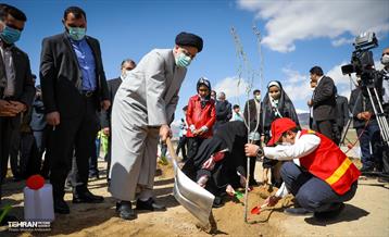 نهال کاری شهردار تهران و رئیس جمهور به مناسبت روز درختکاری 21