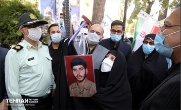 نواخته شدن زنگ دانش آموز شهید در قطعه شهدای گمنام 18