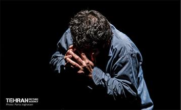 نمایش «تن‌ها» 12