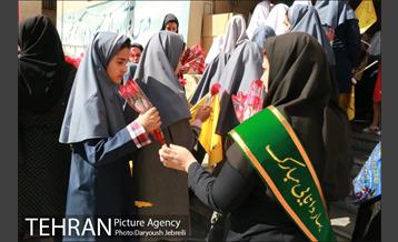 اهدای هدایای ویژه به دانش آموزان دبستان دخترانه شهید خوشنویسان 22