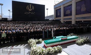 مراسم اقامه نماز بر پیکر آقای شهید ایران 38
