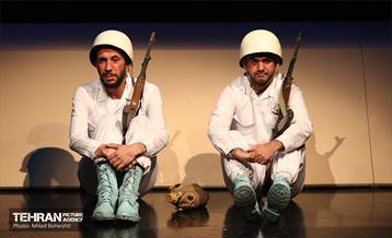 نمایش پیرزنی که در زمین خانه داشت‎ 3