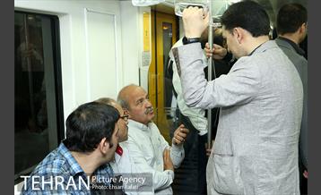 مترو سواری شهردار تهران به مناسبت روز جهانی بدون خودرو 17