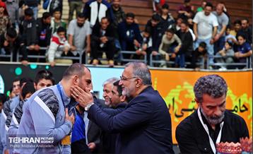 مراسم اهدای کاپ قهرمانی تیم‌های برتر کشتی آزاد توسط شهردار تهران و وزیر ورزش 25