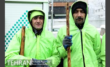 بازدید شهردار تهران از ستاد برف روبی منطقه 11 4