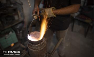 جنس تیغه ‎ها از فنر است اما بقیه قسمت‏ها از آهن است که گداخته و حالت داده می ‎شود.