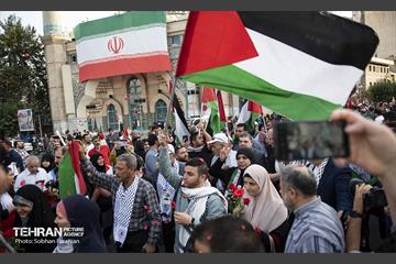 استقبال از خانواده شهدای غزه در میدان فلسطین تهران 30