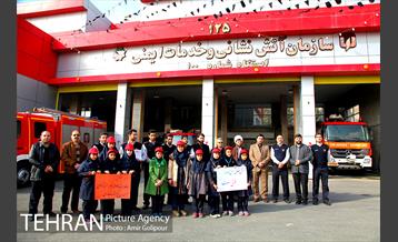 ادای احترام دانش آموزان به کارکنان آتش نشان ایستگاه 100‎ 28
