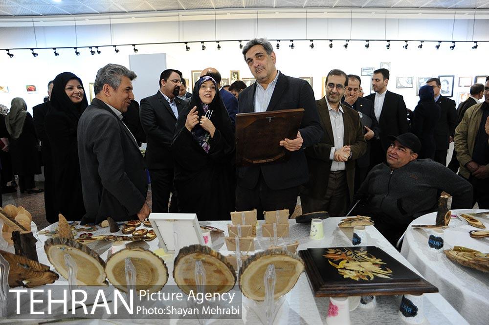 بازدید شهردار تهران از نمایشگاه دستاوردهاى هنرى زنان هنرمند داراى معلولیت 5