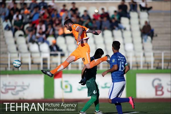 دیدار تیم های فوتبال سایپا و صنعت نفت آبادان