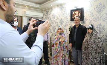 حضور شهردار تهران در منزل خانواده شهید عبدالله باقری 12